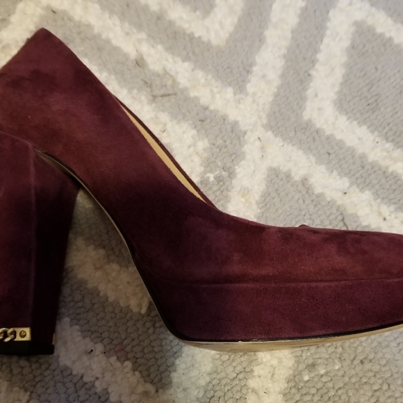Michael Kors Burgundy platform pump’s  are 1 inch platform just around 4 inches - Picture 10 of 14